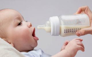 Почему ребенок икает после кормления грудным молоком Новорожденный часто икает после кормления грудным молоком